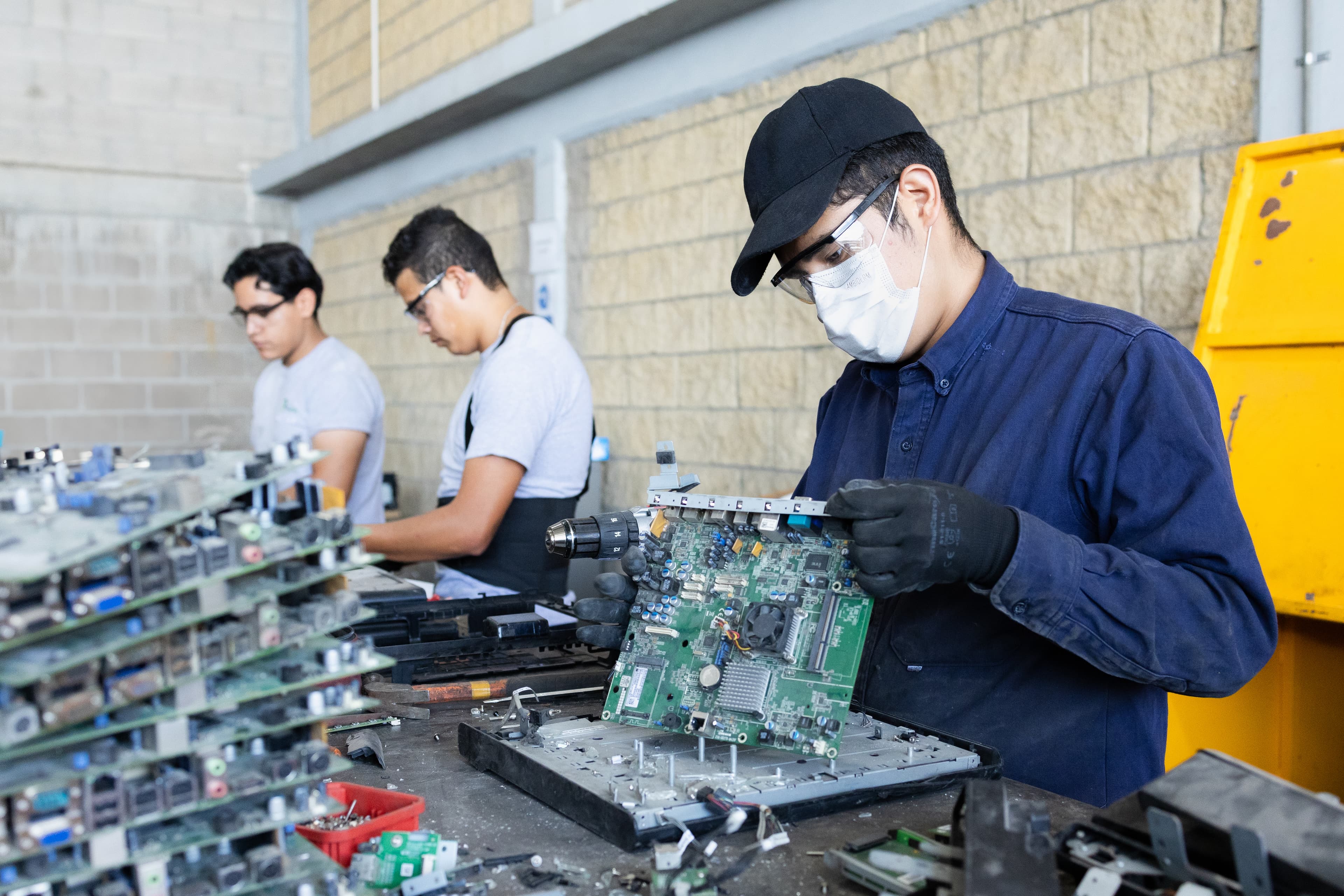 Línea de procesamiento industrial con maquinaria de trituración y separación de materiales